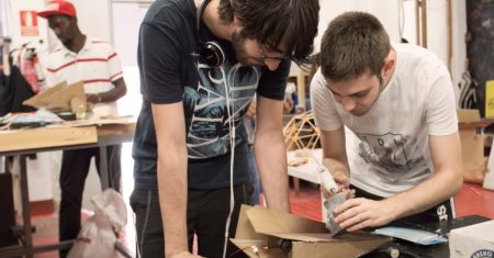 Jóvenes participantes del programa Breakers ensamblan piezas de un robot