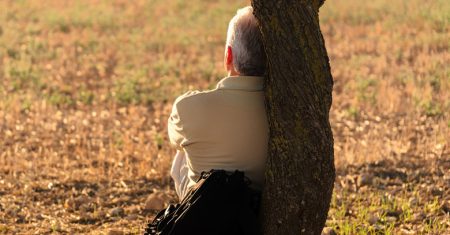 Hombre soledad, sentado en el campo. Relato redes sociales