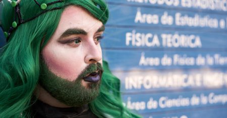 Sassy Science, youtuber drag con corona de grafeno