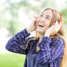 chica escuchando audiolibro