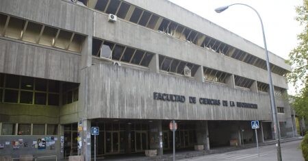 Facultad de Ciencias de la Información fabricada en hormigón