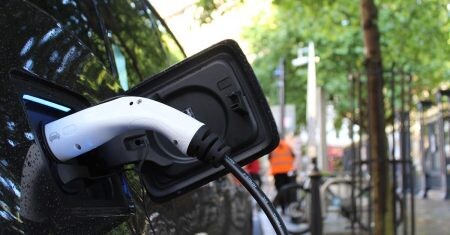 coches de batería elétrica en plena recarga