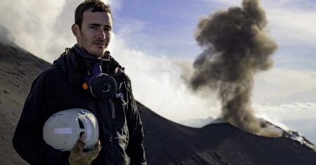 Yves Moussallam, vulcanólogo, en las cercanías del volcán Estrómboli.